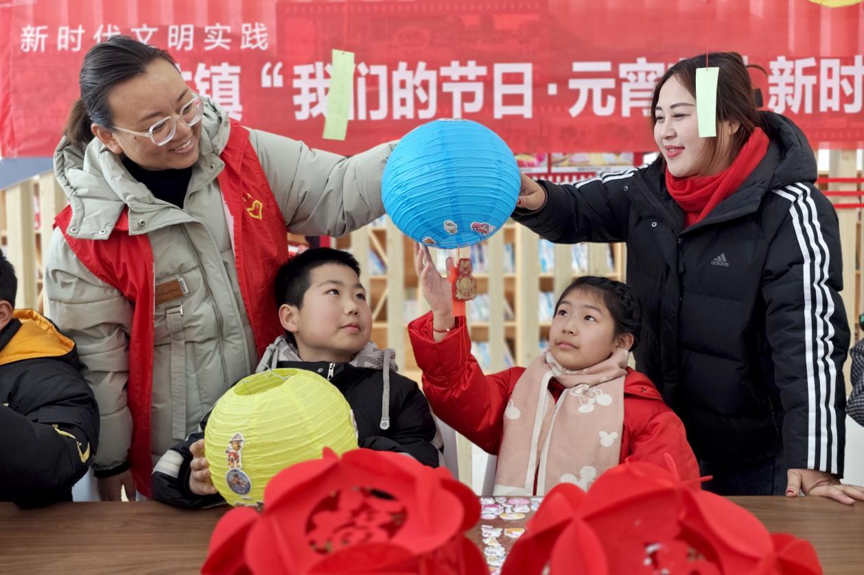在唐山市豐南區唐坊鎮新時代文明實踐所，小朋友們正在展示自己制作的花燈。張杰攝