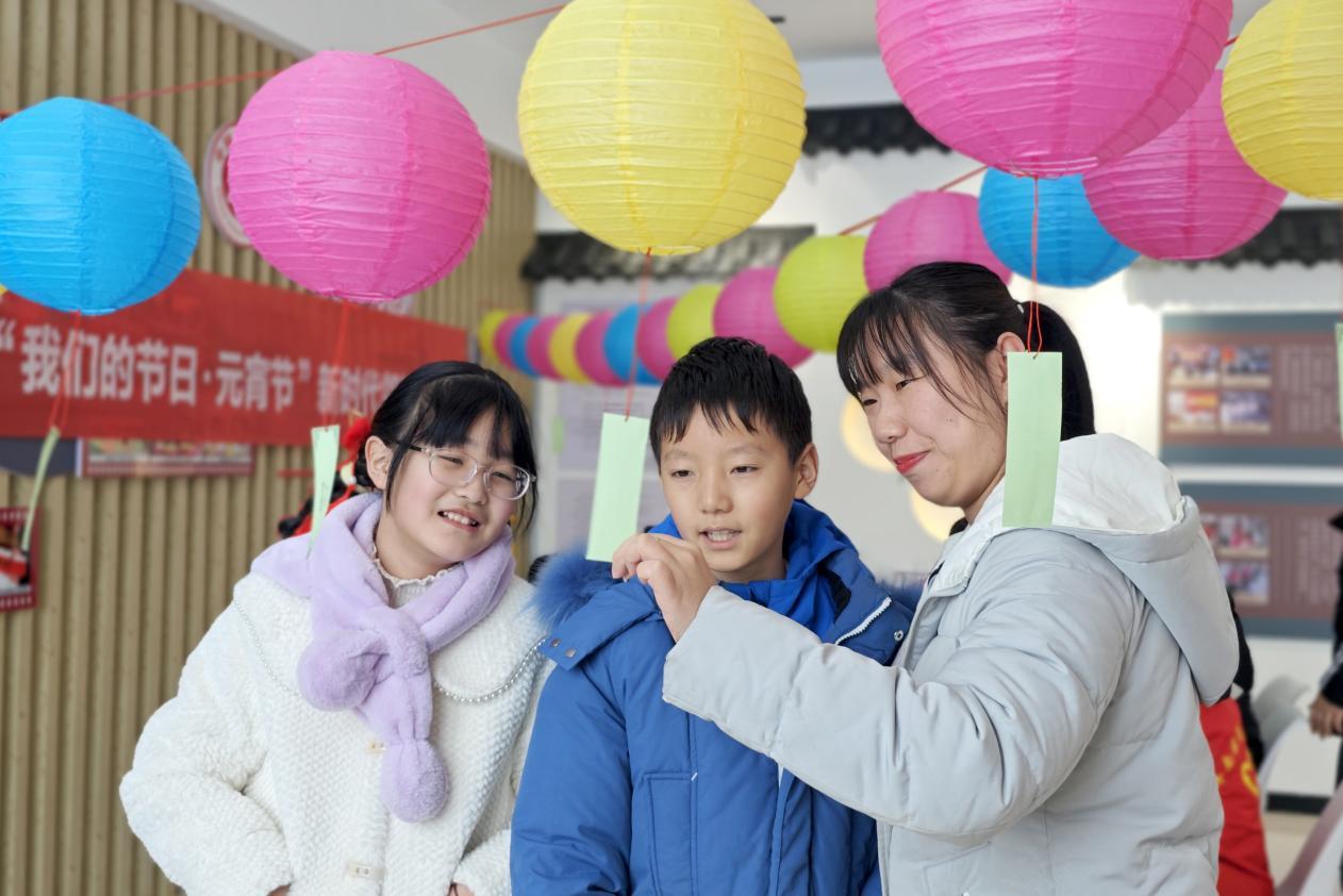 在唐山市豐南區唐坊鎮新時代文明實踐所,群眾正在猜燈謎。張杰攝