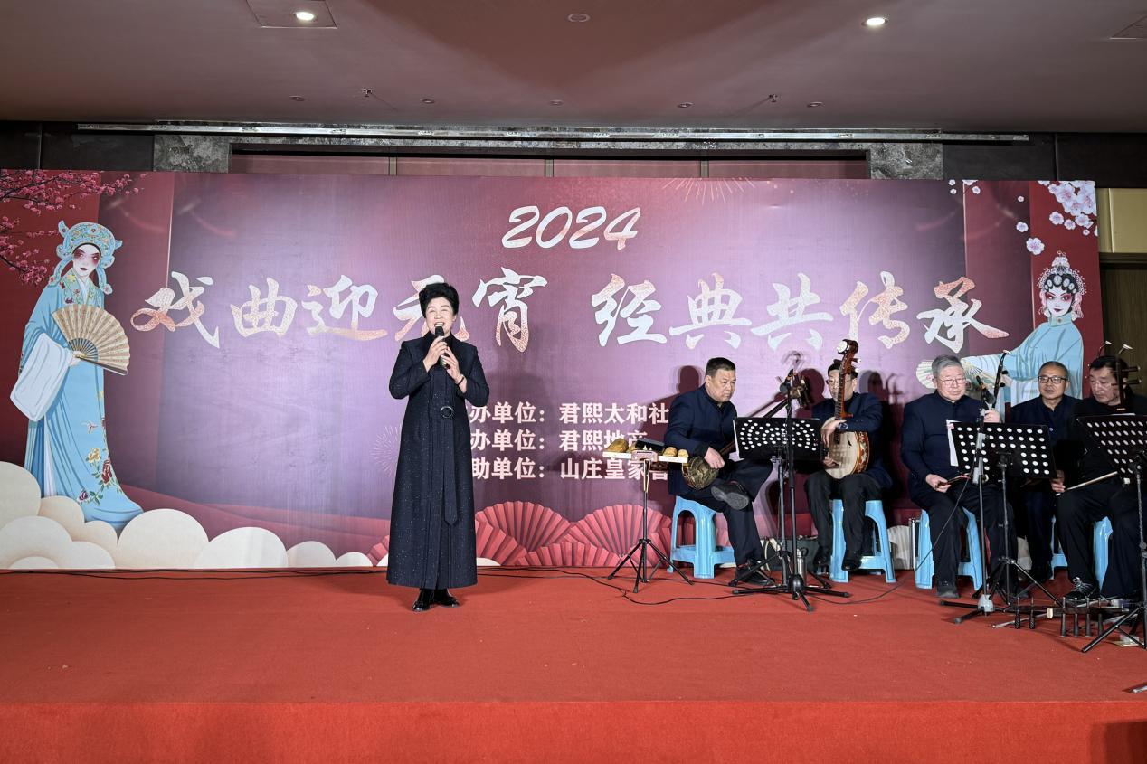 唐山市豐南區青年路街道君熙太和社區舉行“戲曲迎元宵 經典共傳承”演出。孫夢攝
