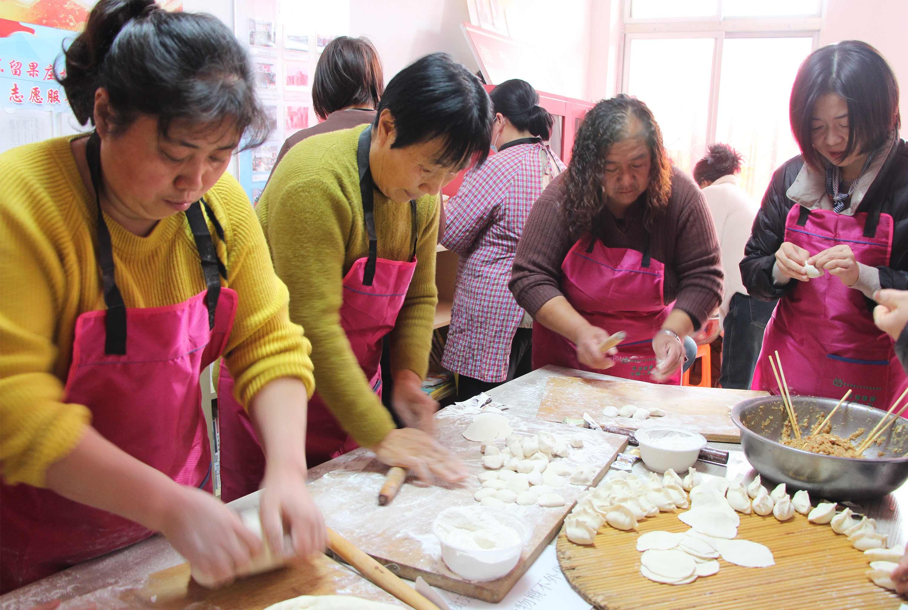 2月24日，在高阳县东留果庄村党群服务中心，村民一起包饺子庆元宵节。杨瀰摄