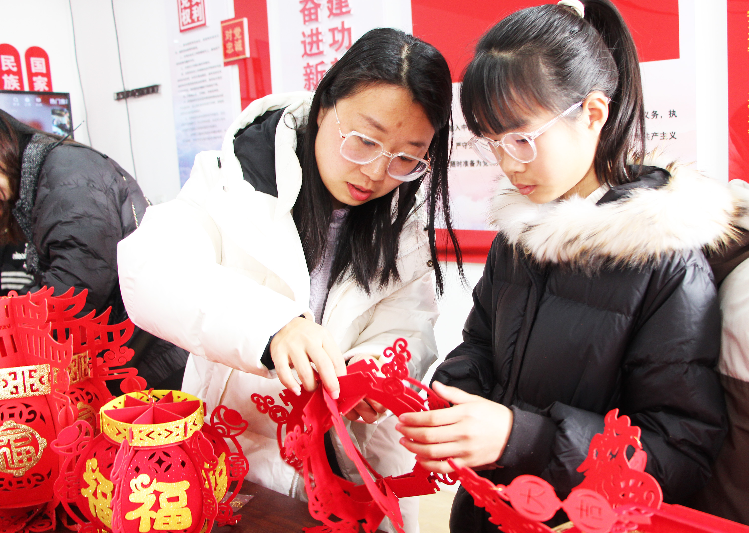 2月24日，在高阳县东留果庄村党群服务中心，孩子们做灯笼。杨瀰摄