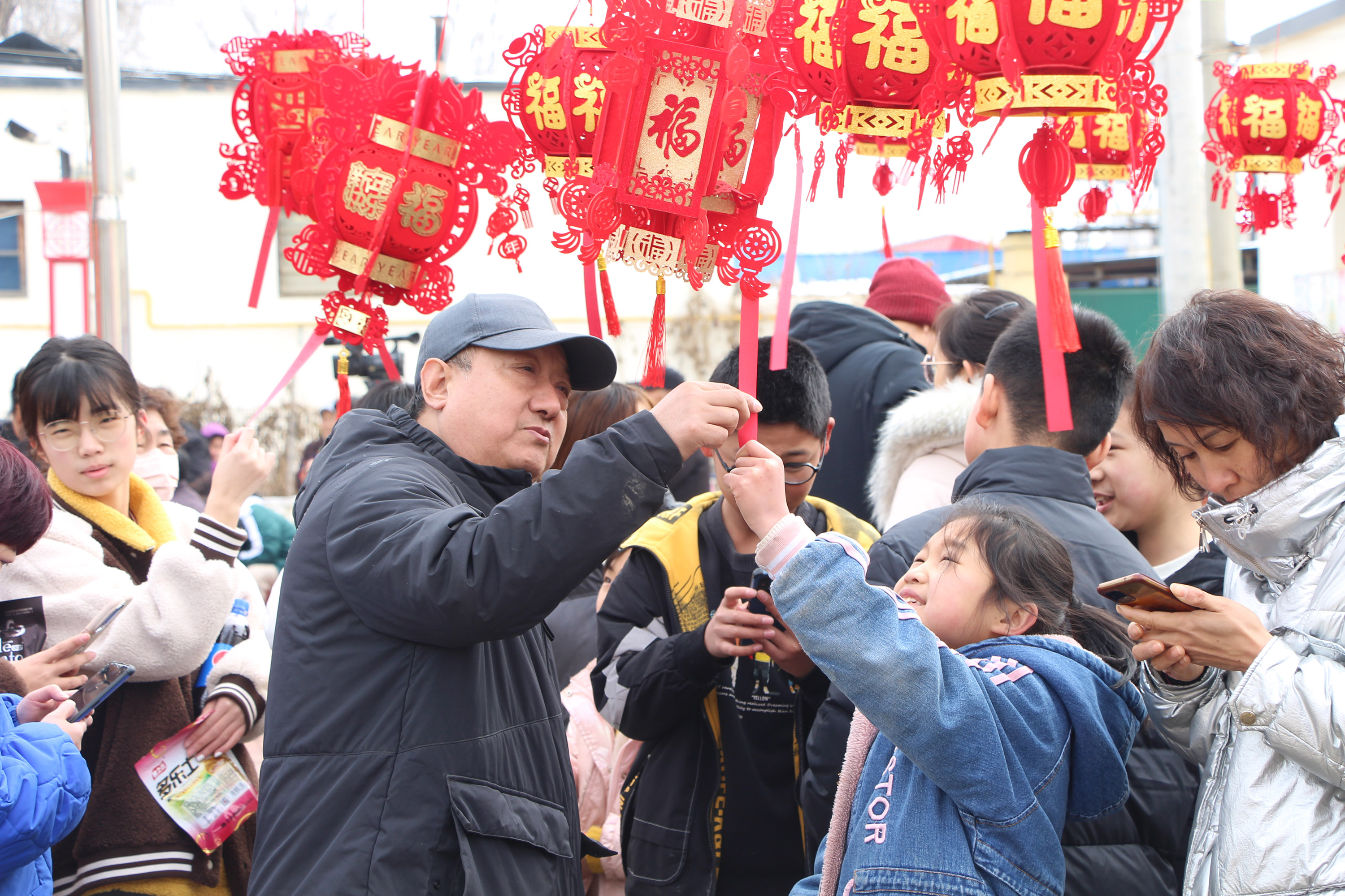 2月24日，在高阳县东留果庄村党群服务中心，猜灯谜现场。杨瀰摄