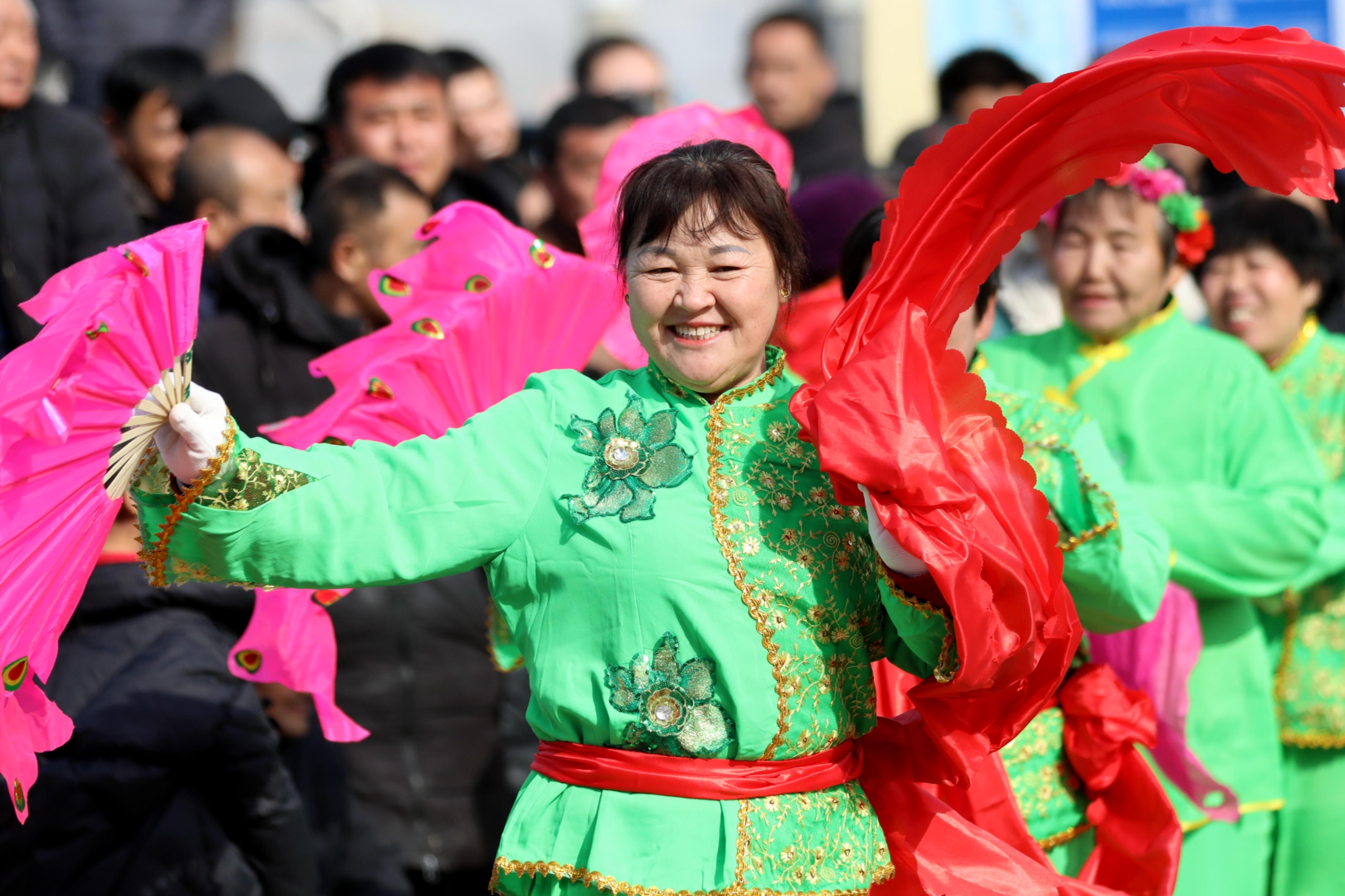 演員正在表演秧歌。趙華靖攝