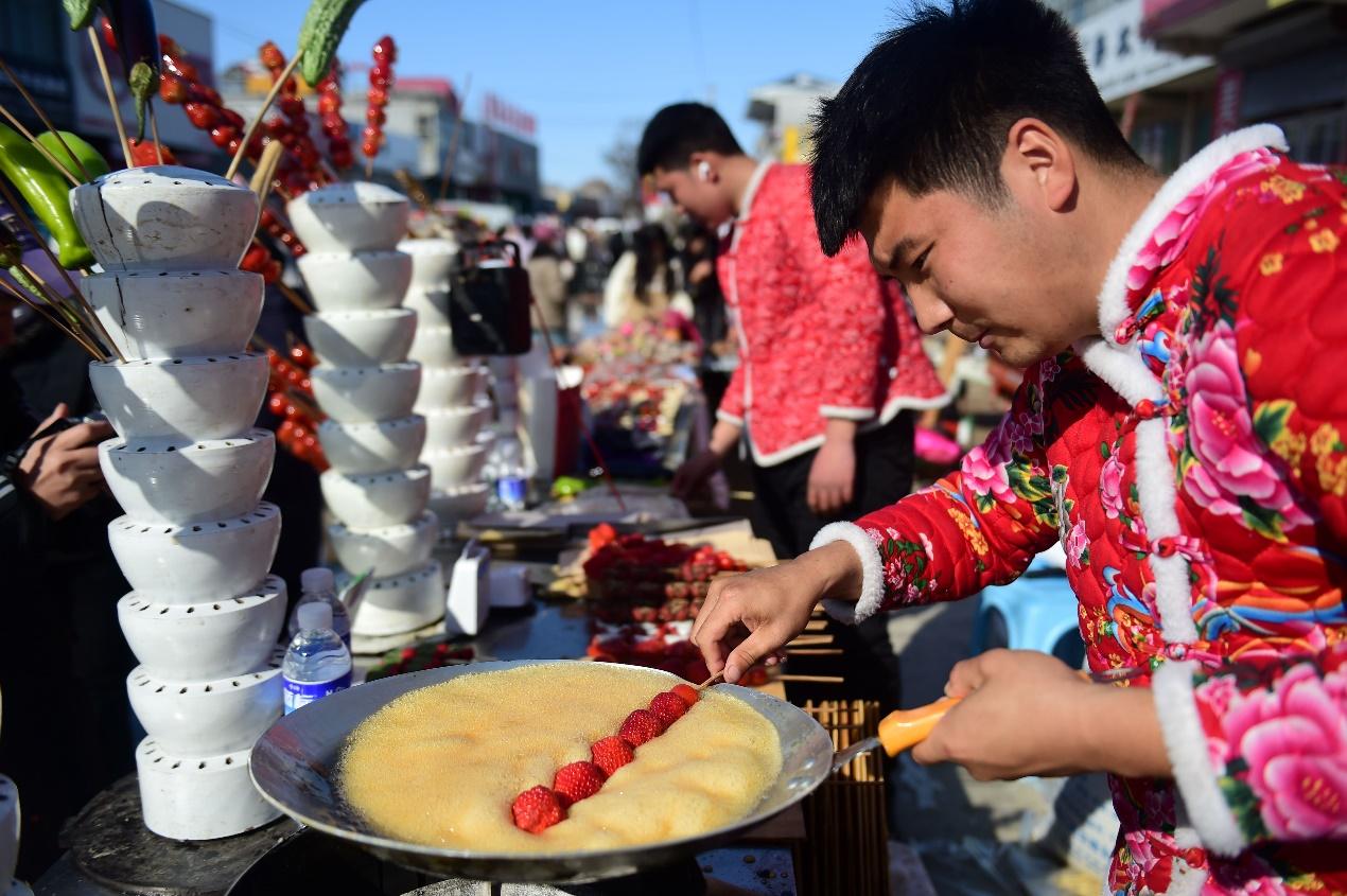 现场制作的草莓糖葫芦。傅新春摄