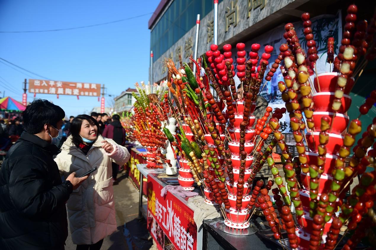 各式各样的糖葫芦摆满了街道。傅新春摄