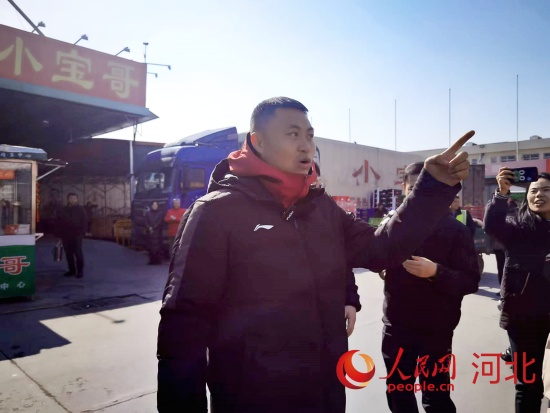 河北首衡高碑店市场的网红商户刘宝峰介绍自家摊位。人民网 朱延生摄