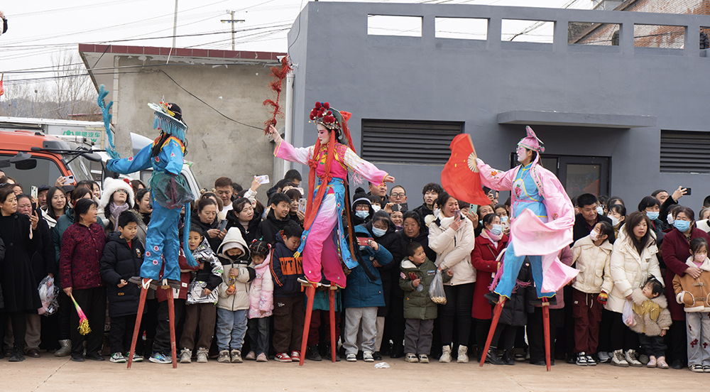 2月25日，河北省承德市灤平縣長山峪村村民在表演“和順聖會”。梁志青攝