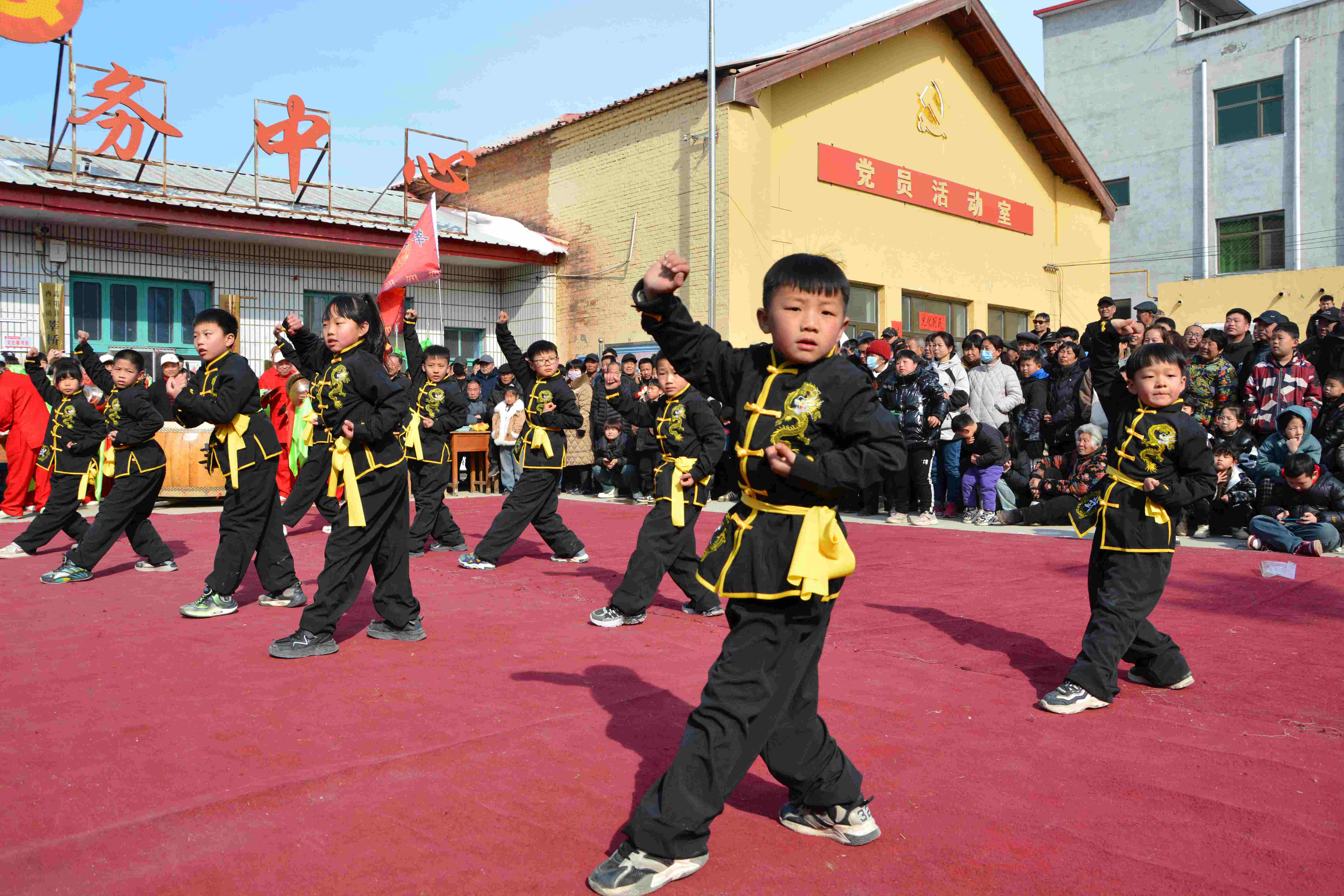 小朋友們表演武術。甄亞軍攝