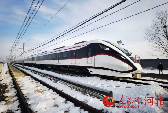 河北京车试车线上，一辆即将投入运营的北京地铁，正在调试。人民网 朱延生摄
