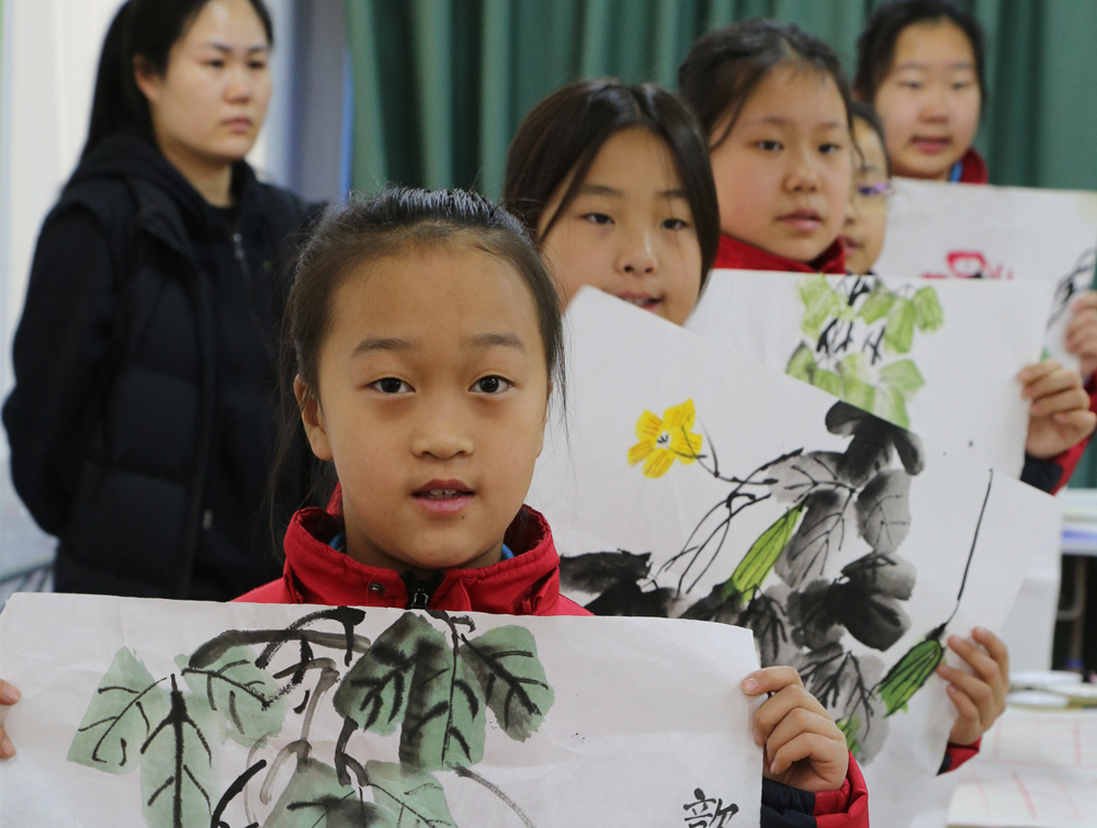 蠡县师范附小的学生展示中国画。刘东兴摄 