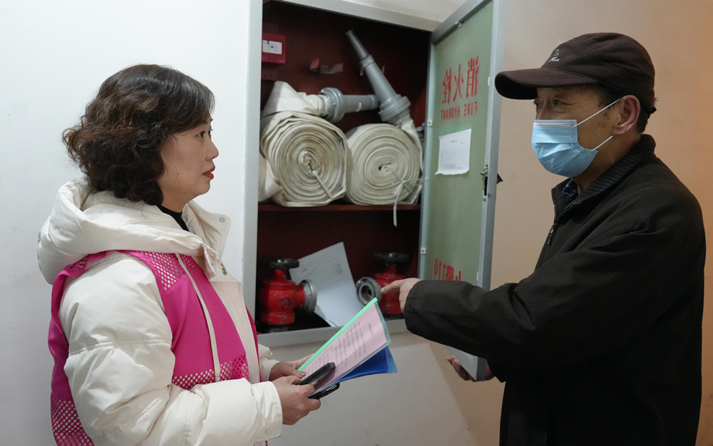 志愿者入户宣传消防安全知识。刘若雨摄