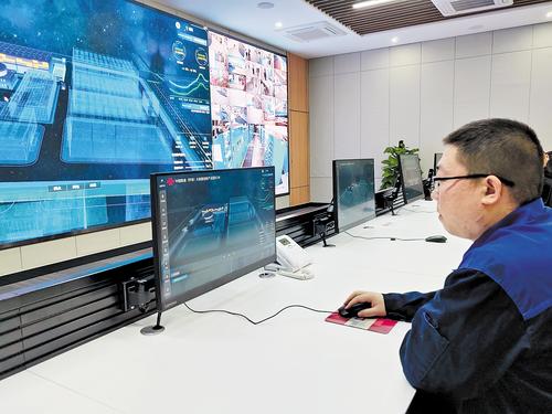 2月22日，在中国联通（怀来）大数据创新产业园总控中心，工作人员正在监测园区设备运行情况。 河北日报记者 方素菊摄
