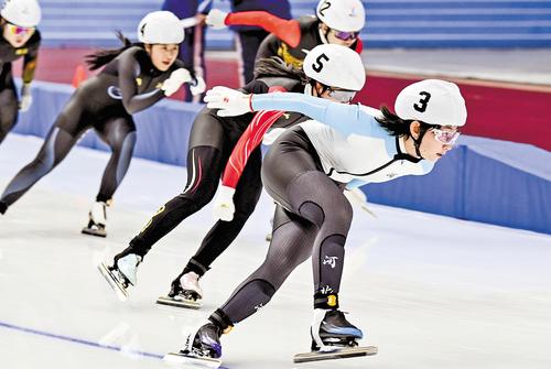 2月24日，河北運動員陳傲禹（右一）在比賽中。當日，在“十四冬”速度滑冰青年組女子集體出發比賽中，陳傲禹獲得金牌。河北日報記者 耿輝攝