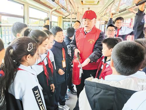 2023年11月13日，滄州公交集團走進興業路小學開展“文明健康 綠色出行”活動。 滄州市文明辦供圖
