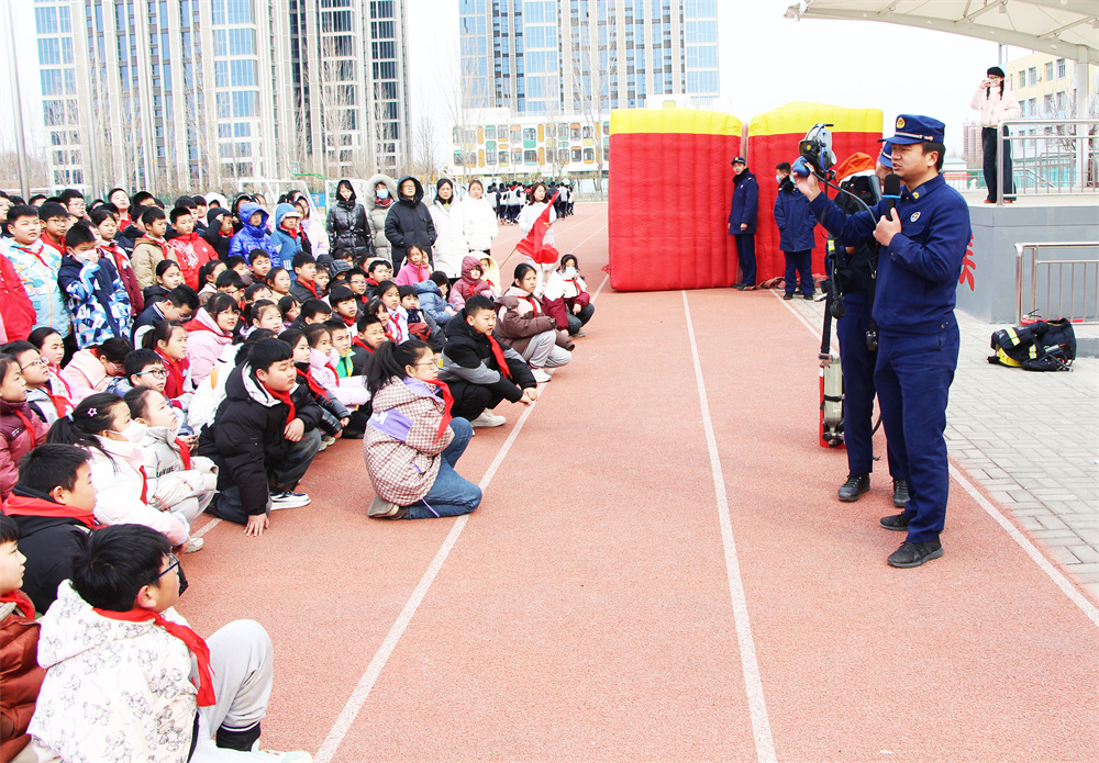 2月29日,高陽縣消防知識進校園現場,消防隊員向學生們講解消防裝備器械知識。楊瀰攝
