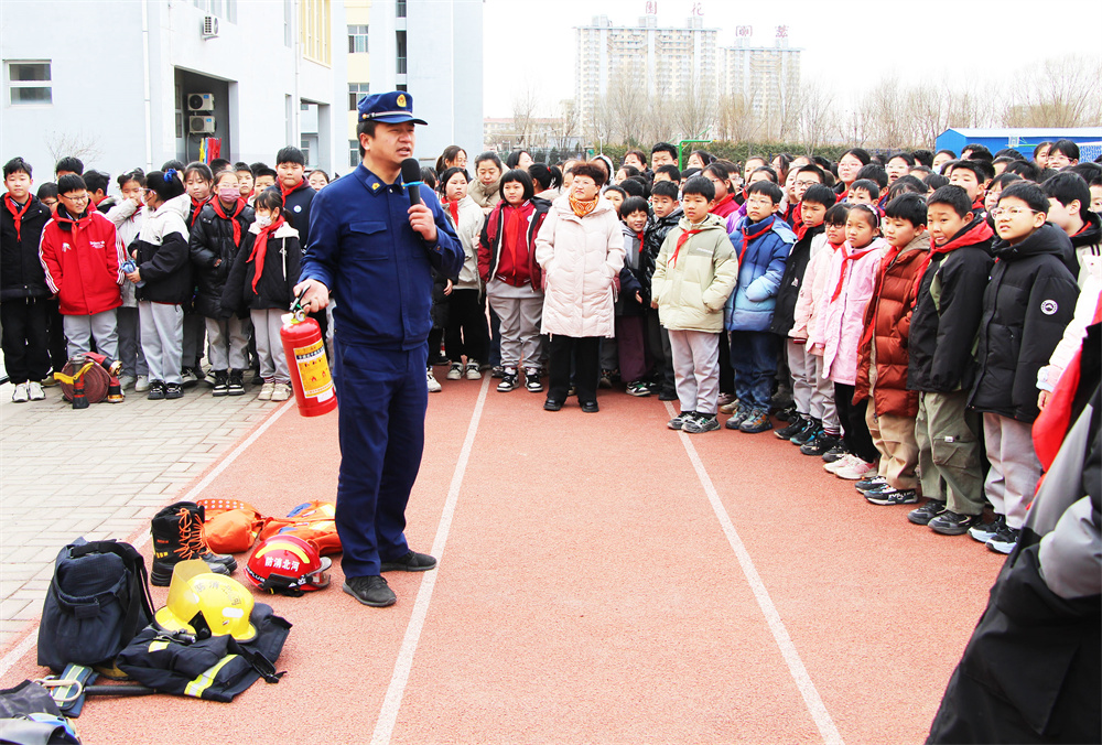 2月29日,高陽縣消防知識進校園現場,消防隊員向學生們講解消防裝備器械知識。楊瀰攝