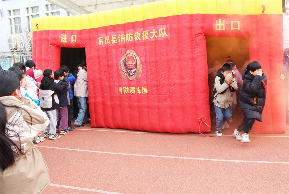 2月29日,高陽縣消防知識進校園現場,進行消防疏散演練。楊瀰攝