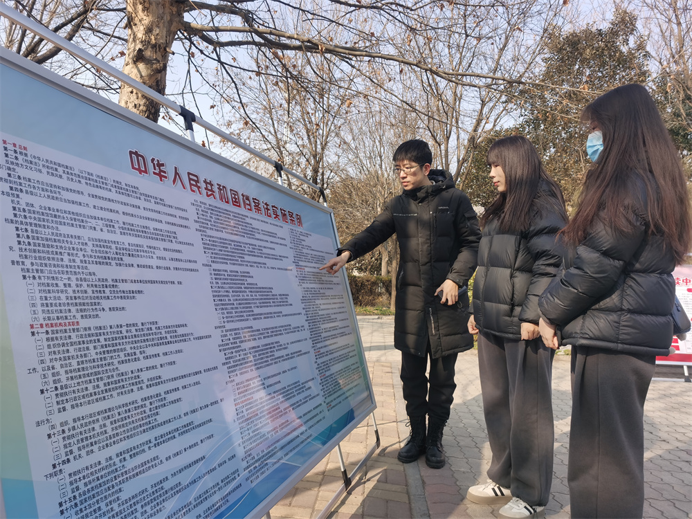 復興區檔案局(館)工作人員向干部群眾講解《實施條例》內容。陳超攝
