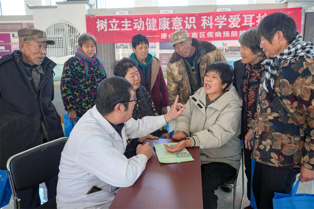 唐山市豐南區東田庄鎮衛生院中醫科醫生為村民診治耳朵疾病。李福政攝