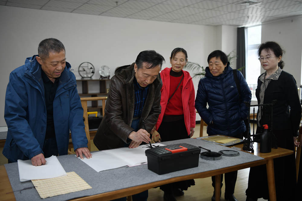 老人們在承德壽康康養中心練習書法。陳琦嘉攝