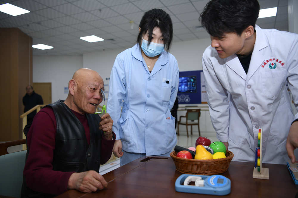 醫護人員給老人們檢查身體。陳琦嘉攝