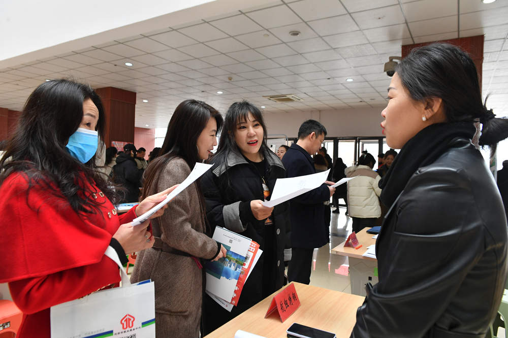 求职者和意向企业沟通了解岗位信息。邹雅婕摄