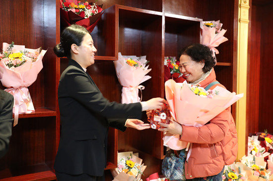 顺平县开展“喜庆‘三八’话梦想 巾帼建功新时代”主题活动，现场为妇女代表们送上鲜花和纪念品。张甜甜摄