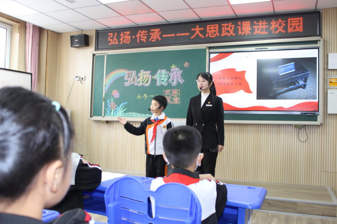 李大钊纪念馆讲解员和小志愿讲解员共同讲述红色故事《伟大庭训奠基石》。乐亭县李大钊纪念馆供图
