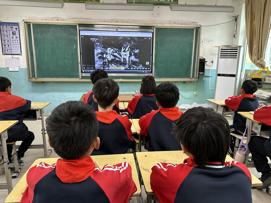 安平县第二实验小学和后张庄完全小学的学生们一起观看雷锋事迹影片。 计丹溢摄