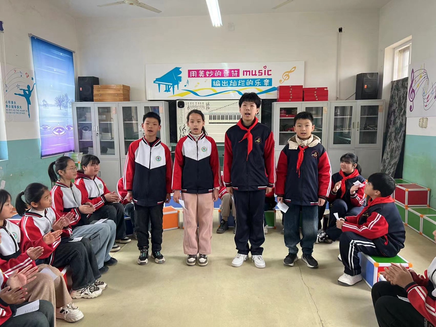 安平县第二实验小学、后张庄完全小学的学生们合唱《学习雷锋好榜样》。 计丹溢摄