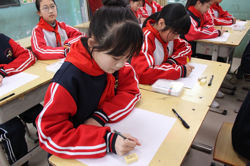 安平縣第二實驗小學和后張庄完全小學的學生們一起學畫雷鋒畫像。 計丹溢攝