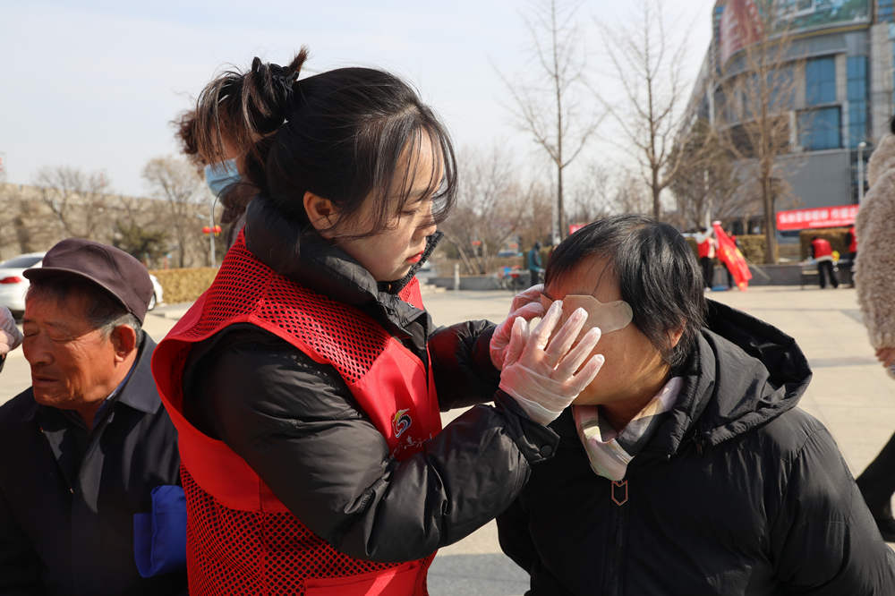 志愿者开展志愿服务。关清天摄