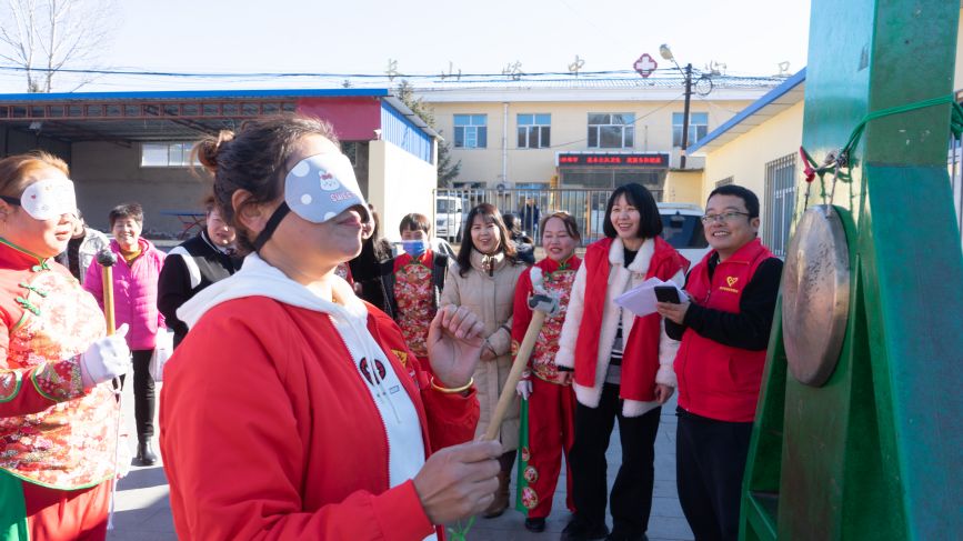 3月6日，在河北省滦平县长山峪镇长山峪村，该镇妇女们在参加“蒙眼敲锣”趣味比赛。梁志青摄