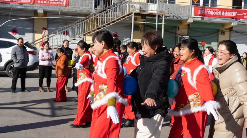 3月6日,在河北省滦平县长山峪镇长山峪村,该镇妇女们在参加“毛毛虫”趣味比赛。梁志青摄
