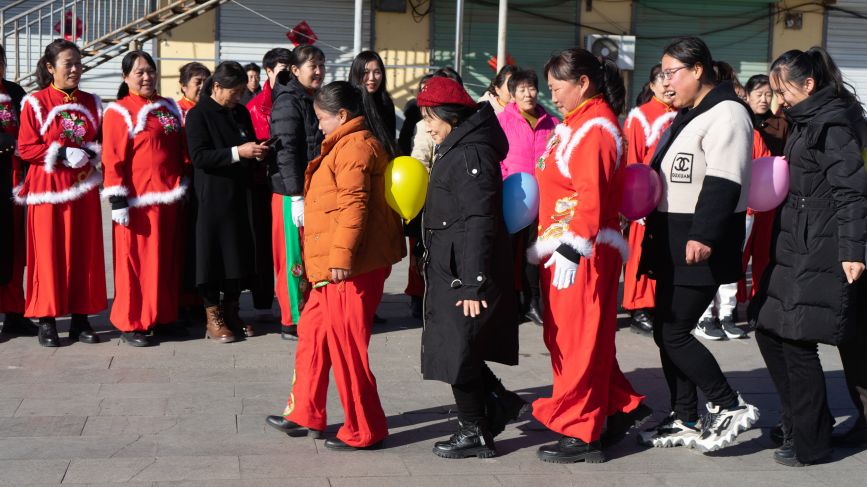 3月6日，在河北省滦平县长山峪镇长山峪村，该镇妇女们在参加“毛毛虫”趣味比赛。梁志青摄