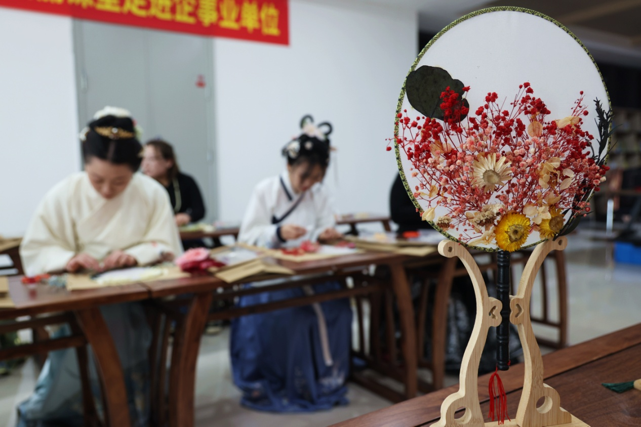 參與者共同感受著傳統文化的魅力。楊洋攝