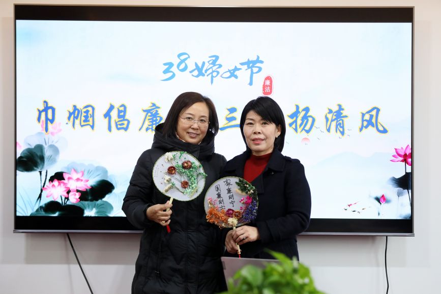 3月6日，河北省隆尧县干部家属展示制作好的“廉洁”团扇手工作品。成梅摄