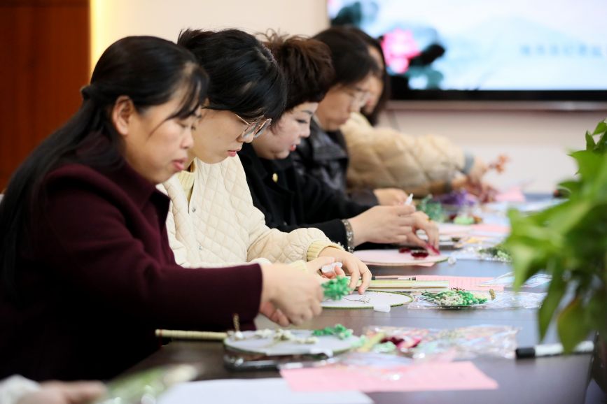 3月6日、河北省隆尭県幹部の家族が現場で「廉潔」団扇の手作り作品を制作した。梅雨が明けて撮影する.