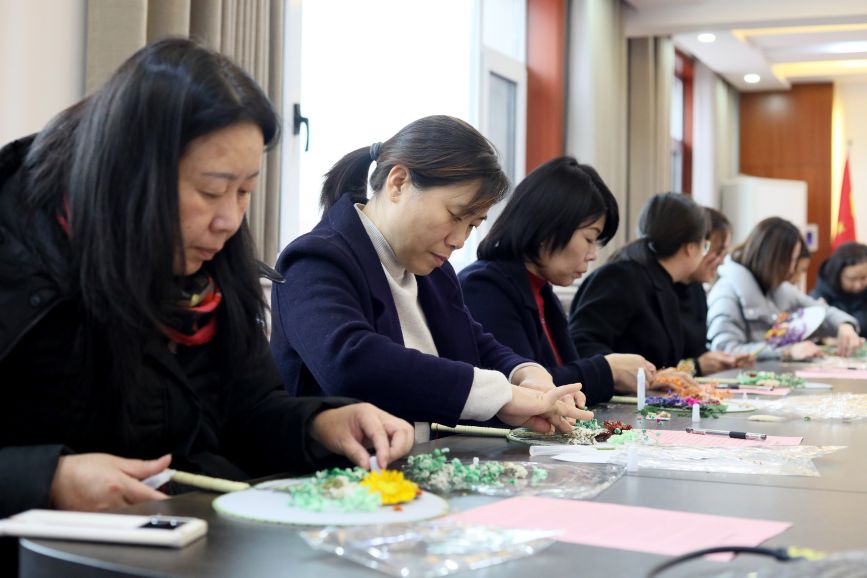 3月6日，河北省隆尧县干部家属现场制作“廉洁”团扇手工作品。成梅摄