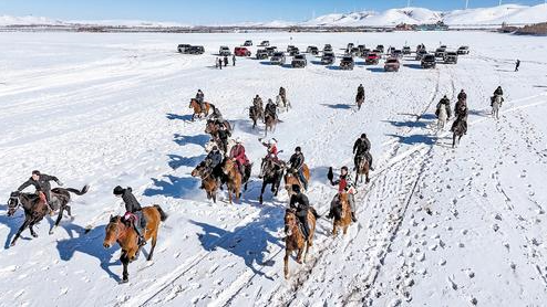 1月28日，游客在丰宁满族自治县坝上地区策马飞奔，体验雪原驰骋的速度与激情。 河北日报记者田明摄