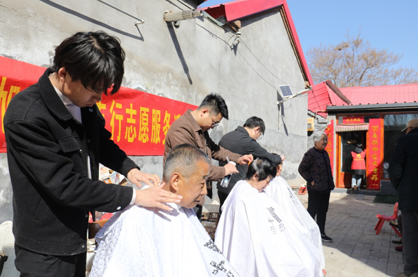 邱縣旭光社區志願者為老人理發。孫海峰攝