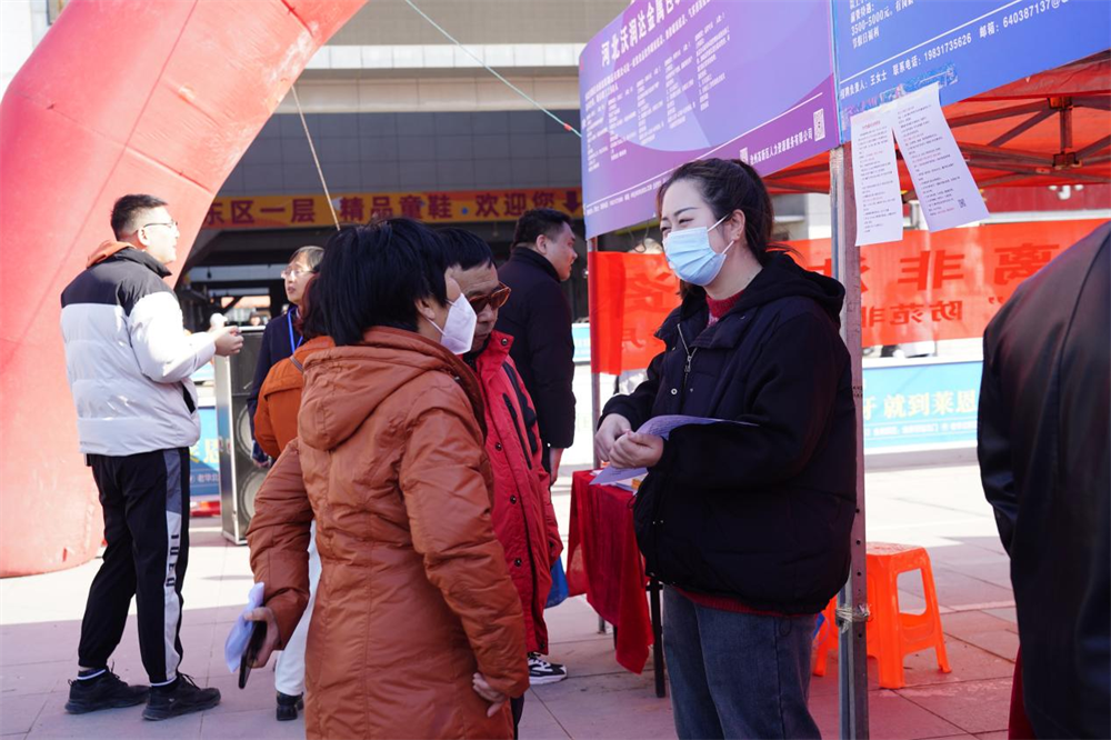 求职者在招聘会现场了解就业信息。杨林林摄