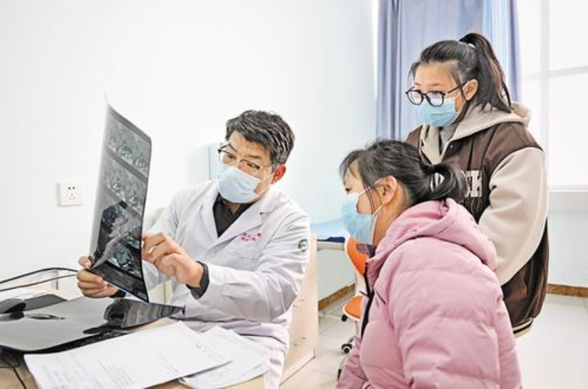 2月19日，北京儿童医院功能神经外科副主任医师徐金山（左）在北京儿童医院保定医院坐诊。（本报资料片） 河北日报记者张昊摄