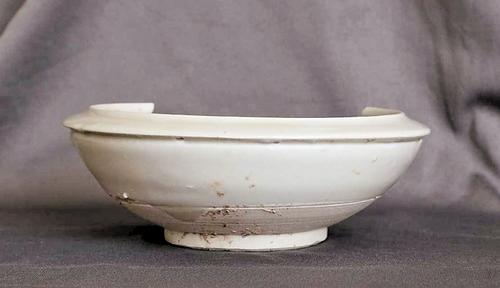 武城遗址发现的唐代白釉钵。 河北省文物考古研究院供图