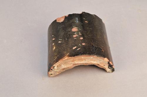 武城遗址发现的酱釉筒瓦。 河北省文物考古研究院供图
