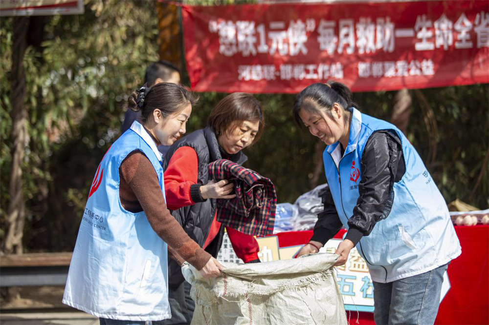 社区居民积极参加爱心捐旧衣服活动。聂长青摄