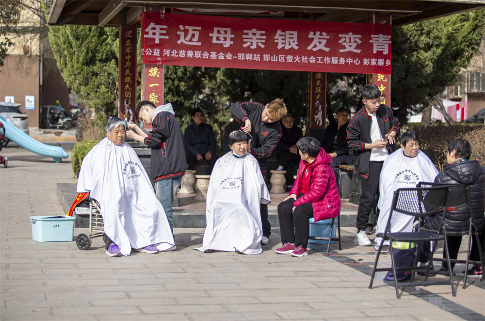 志愿者为居民免费理发。聂长青摄