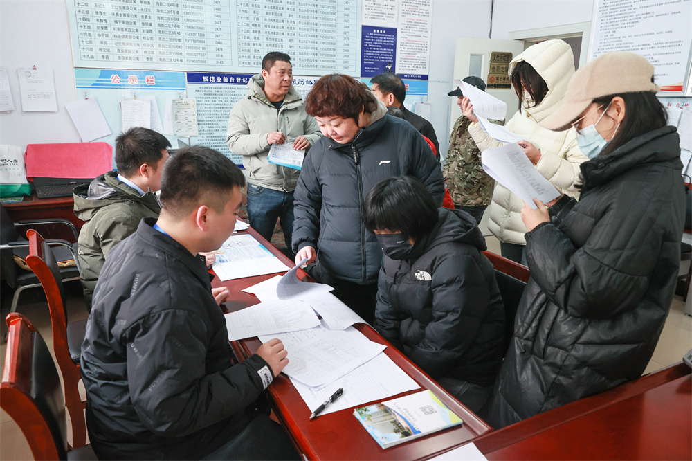 在北戴河区单庄村的就业服务驿站，北戴河区人社局工作人员为来访群众讲解政策。北戴河区区委宣传部供图