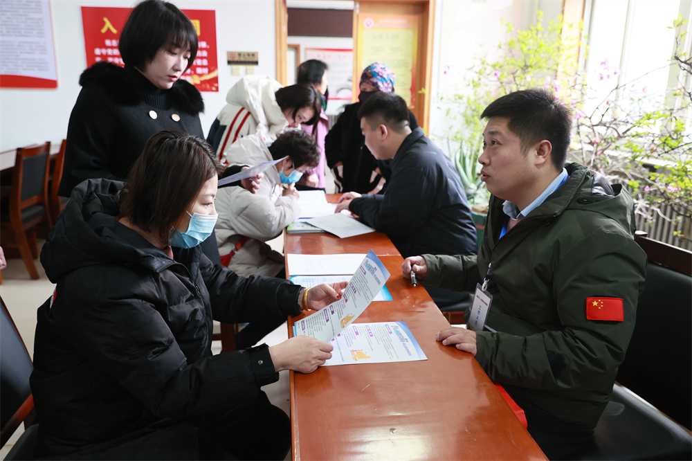 北戴河区刘庄村的就业服务驿站，北戴河区人社局工作人员正在耐心地向村民们介绍最新的求职信息和创业贷款政策。北戴河区区委宣传部供图