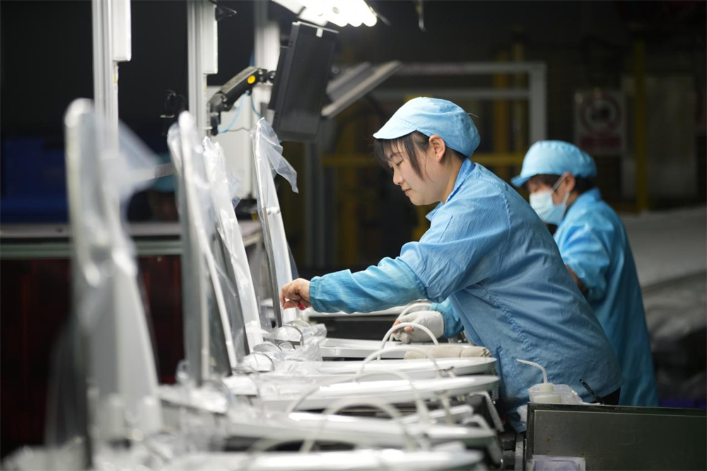 唐山市丰南区一家陶瓷企业智能马桶盖组装车间内，女工们正忙着赶制订单。李福政摄